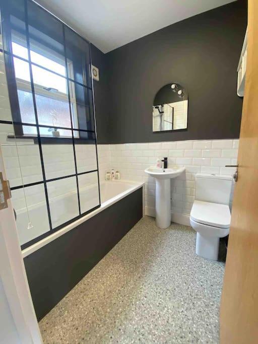 1 Bed Flat With Parking Near Town Centre Lejlighed Emsworth Eksteriør billede