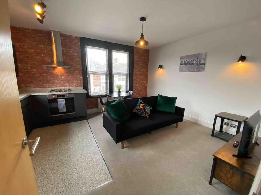 1 Bed Flat With Parking Near Town Centre Lejlighed Emsworth Eksteriør billede